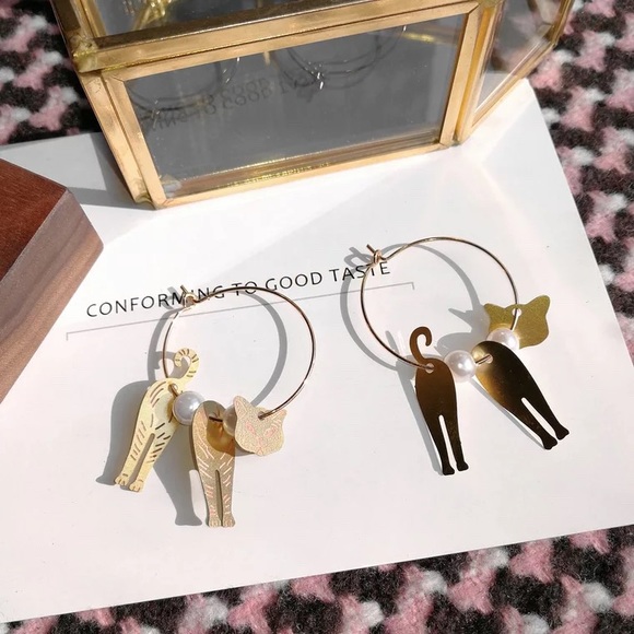 Cute Cat Pearl Hoop Earrings - Picture 4 of 4